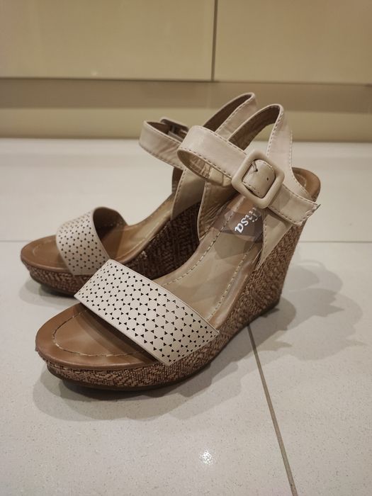 Buty na koturnie