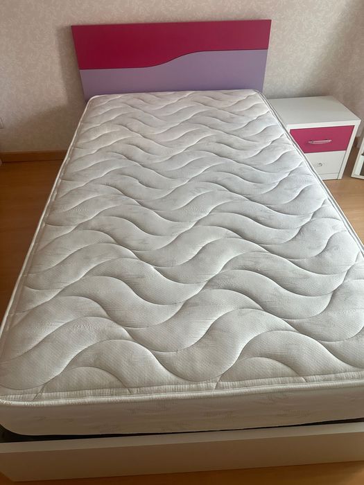 Sommier com colchão e mesa de cabeceira