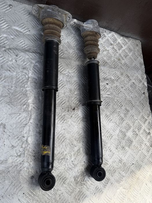 Задние стойки амортизатор Гольф 5 volkswagen golf 2008 год