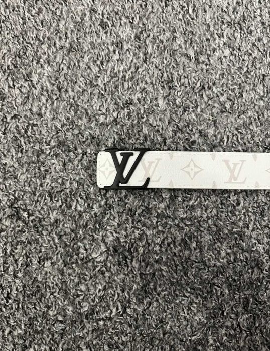 Modny biały pasek z czarną klamrą