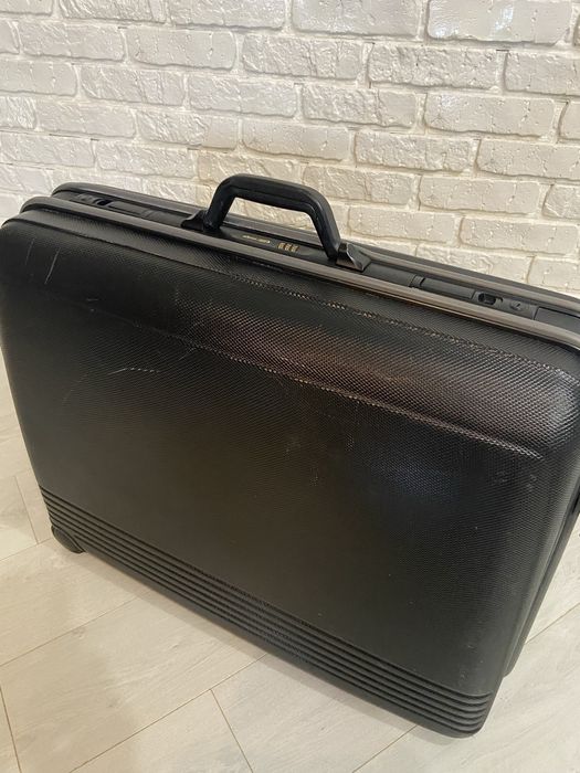 Пластиковый чемодан на колёсах