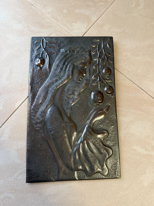 Obrazek z metalu z motywem kobiety