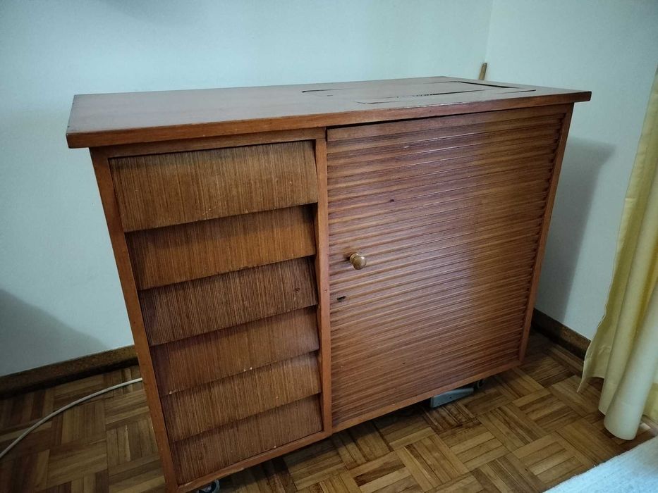 Máquina de costura Oliva CL50 com motor e pedal elétrico