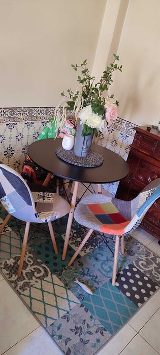 Mesa de refeição redonda com 3 cadeiras patchwork