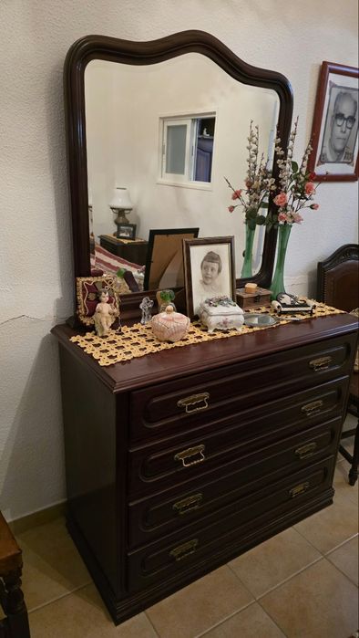 Mobília de quarto com cómoda.