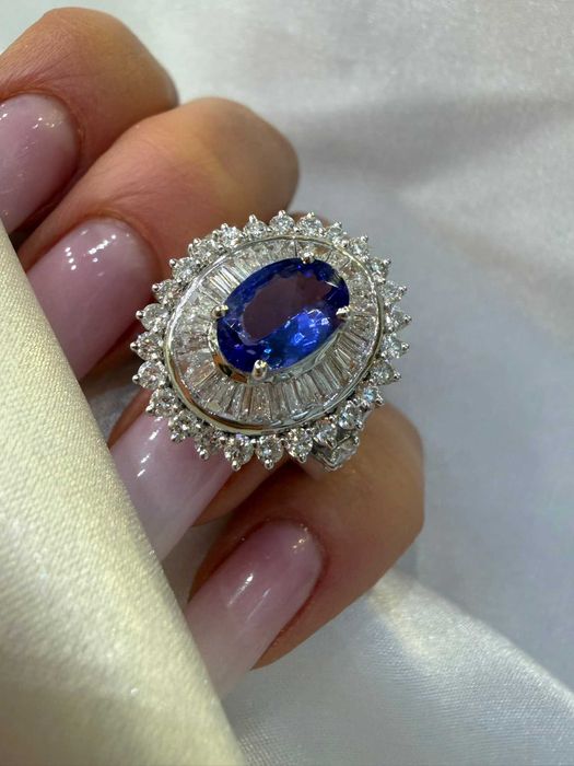 Pierścionek z tanzanitem 1.38 CT oraz z diamentami naturalnymi 1.57 CT