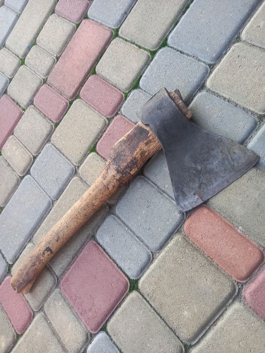 Топоры -  разные.