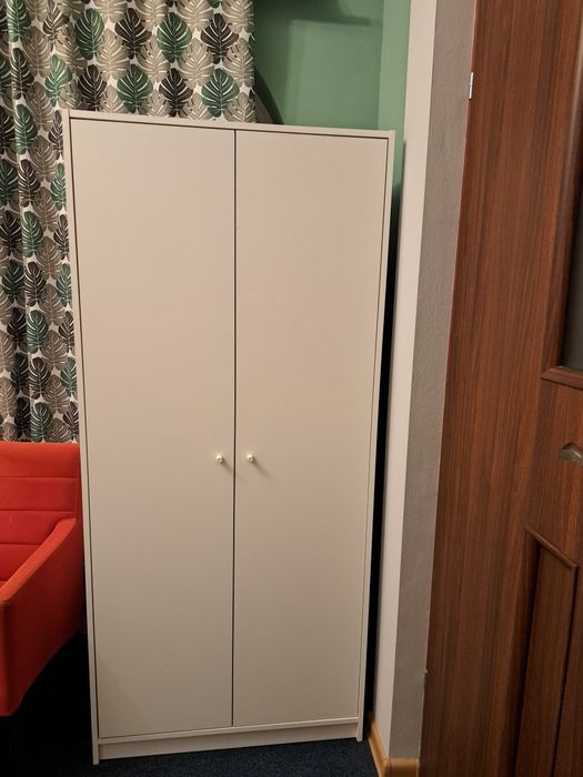 Biała dwudrzwiowa szafa