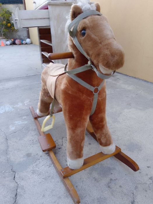 Cavalo baloiço com som