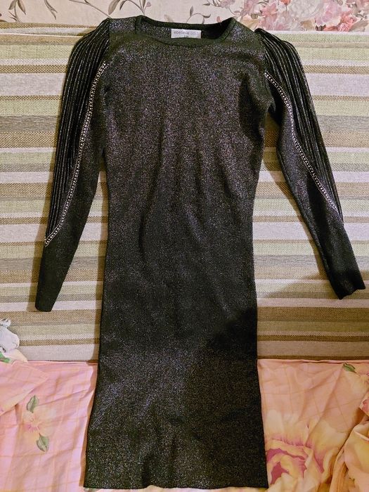 Обтягивающее платье с длинными рукавами