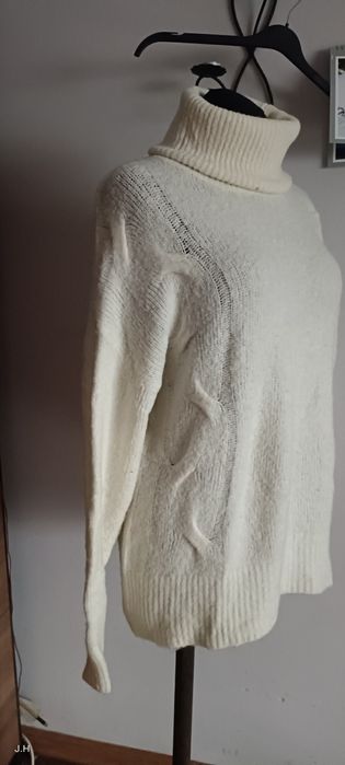 Golf,  kremowy sweter.