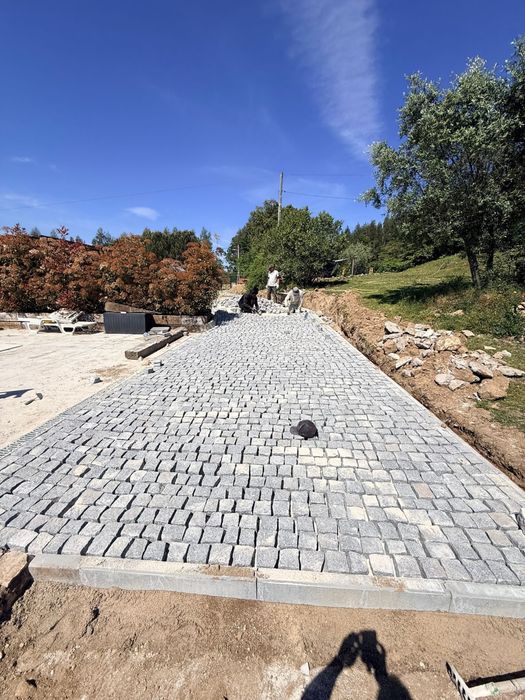 Pedra calcada e blocos contencao