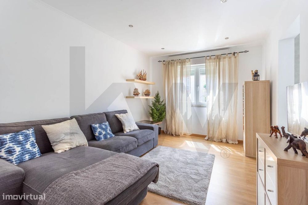 Apartamento T2 Totalmente Remodelado, Luminoso E Acolhedor Em Santo An