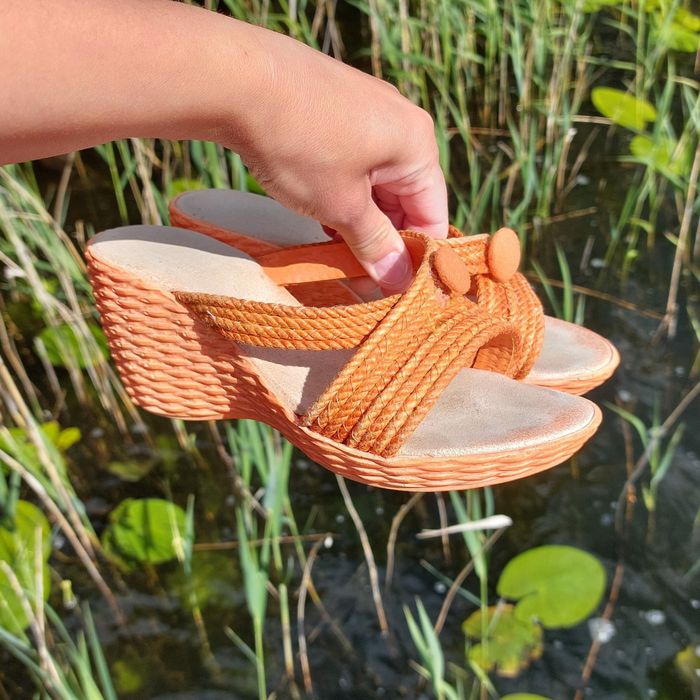 Pomarańczowe plecione klapki na koturnie 36