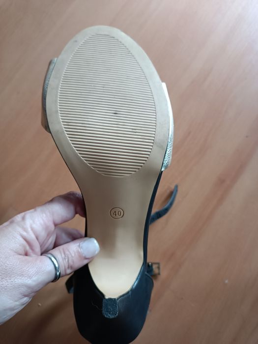 Sapato aberto preto e dourado 40