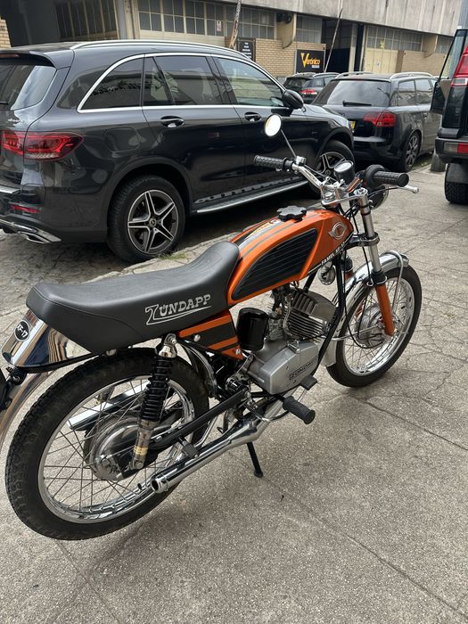 Motorizada XF17 restaurada ao pormenor