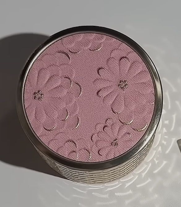 GUERLAIN.Météorites Blooming Glow Light Revealing Pearls of Powder