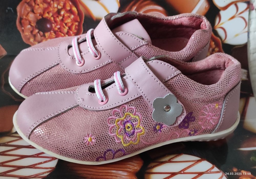 Нові туфлі на дівчинку