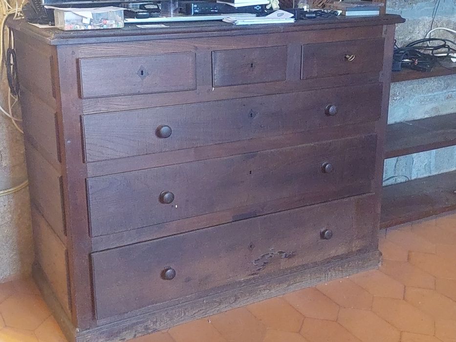 Cómoda rústica em madeira maciça