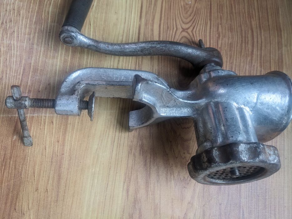 Мясорубка механическая продается