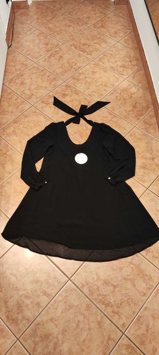 Sukienka z wiązaniem na plecach