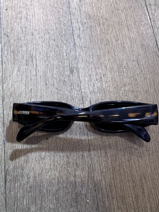 Óculos de Sol Guess Vintage "Muse" – Estilo Y2K Tartaruga