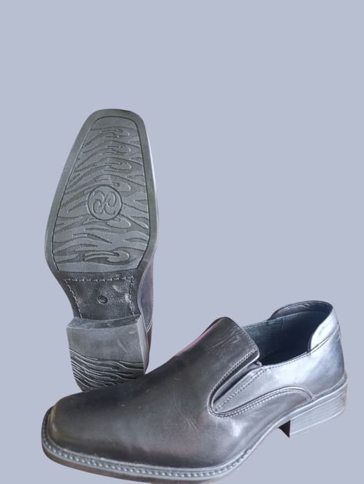 Продаются кожаные черные мужские туфли