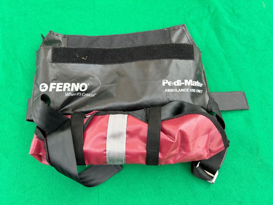 Vários sacos/bolsas de atendimento médico de emergência novos e usados