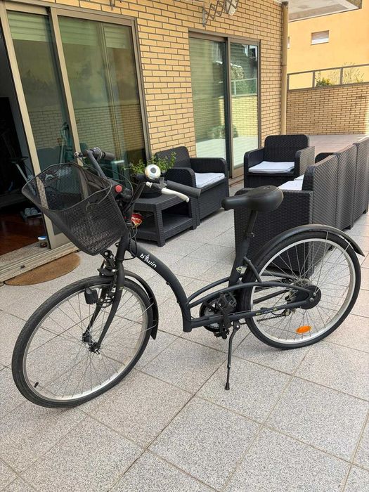 Bicicleta feminina com cesto.