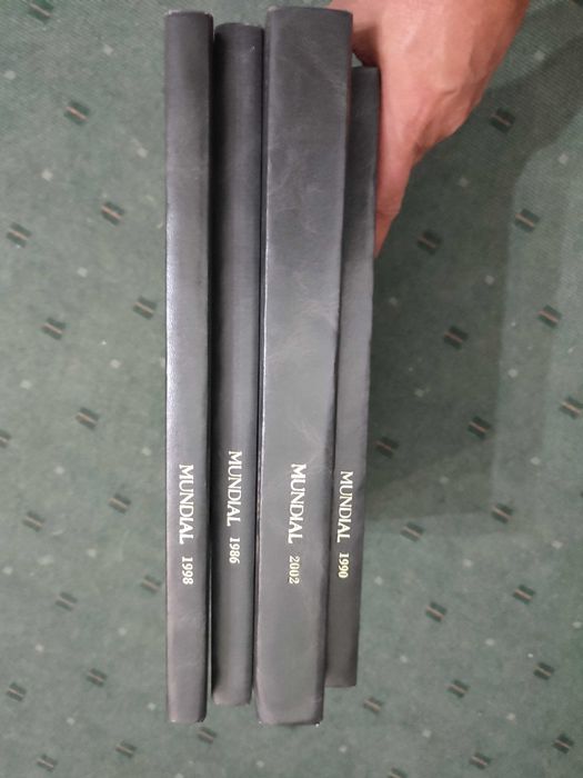 11 Revistas sobre Mundiais de Futebol encadernadas e 4 Volumes