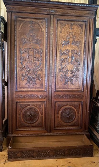 Вишукана шафа з ініціалами