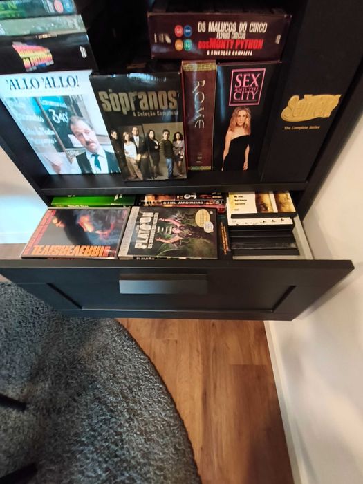 Estante BRIMNES IKEA, cor preto.