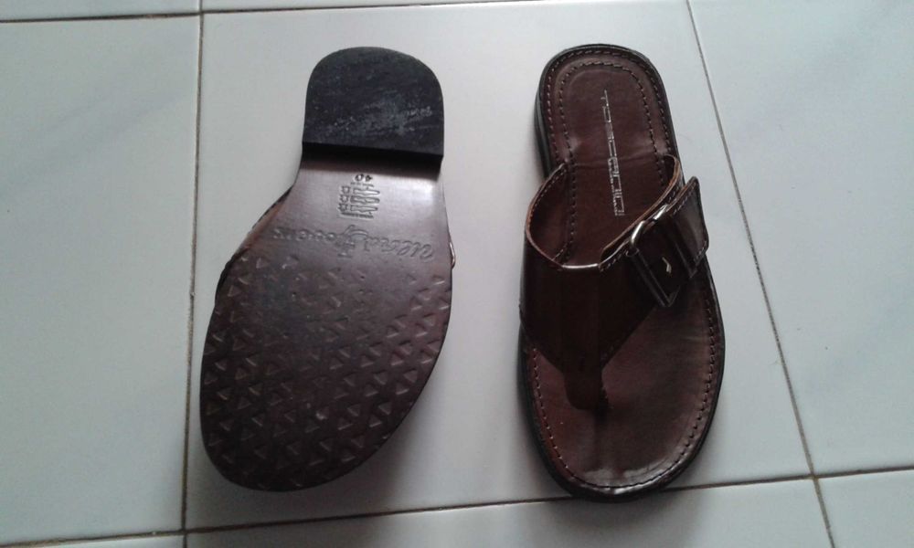 Chinelos em couro- novos