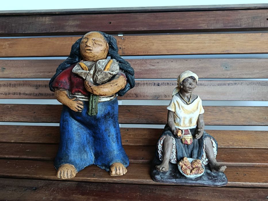 Diversas estatuetas esculturas e artigos decorativos barro terracota madeira e outros