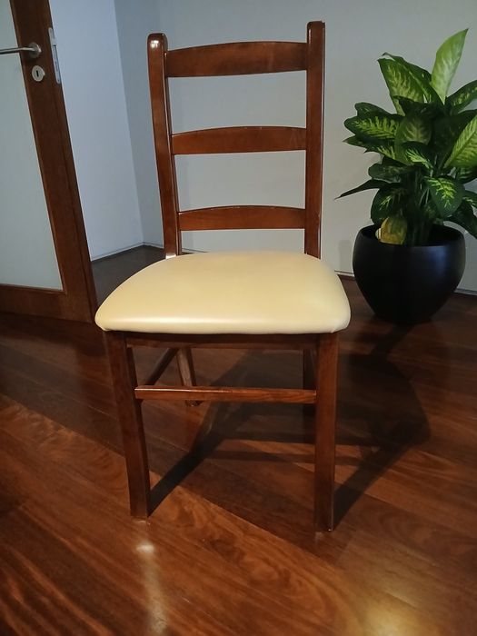 Conjunto de 8 cadeiras de sala de jantar, estrutura em madeira e assento em pele, faceis de limpar, em excelente estado de conservação.