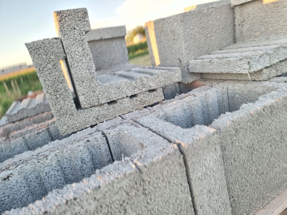 Pozostałości po budowie pustak cerpol elki strop  gary ceramika cegła kształtki