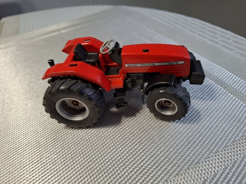 Model Traktor skala 1:39