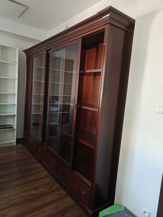 Drewniana szafa biblioteczna / witryna z przeszklonymi drzwiami – duża