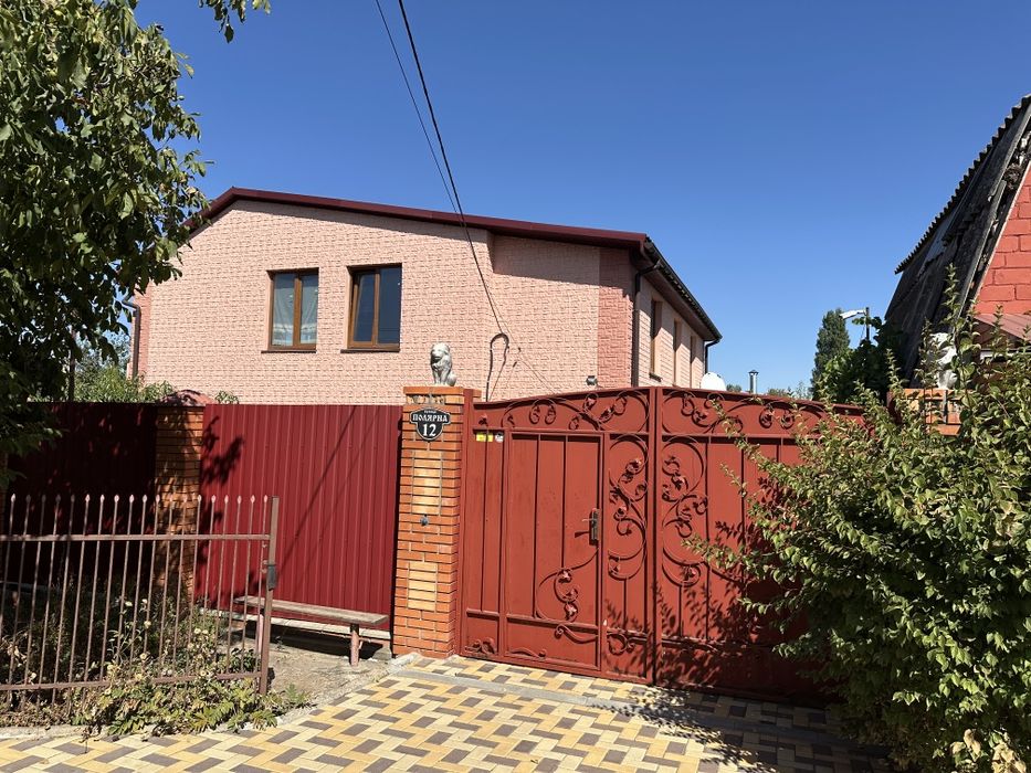 Продам 2-х этажный каменный дом  в Варваровке на участке 7. 12 соток