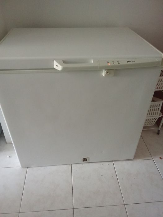 Móveis do quarto e arca congeladora