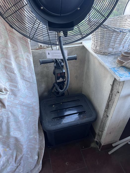 Ventoinha com dispensor de agua