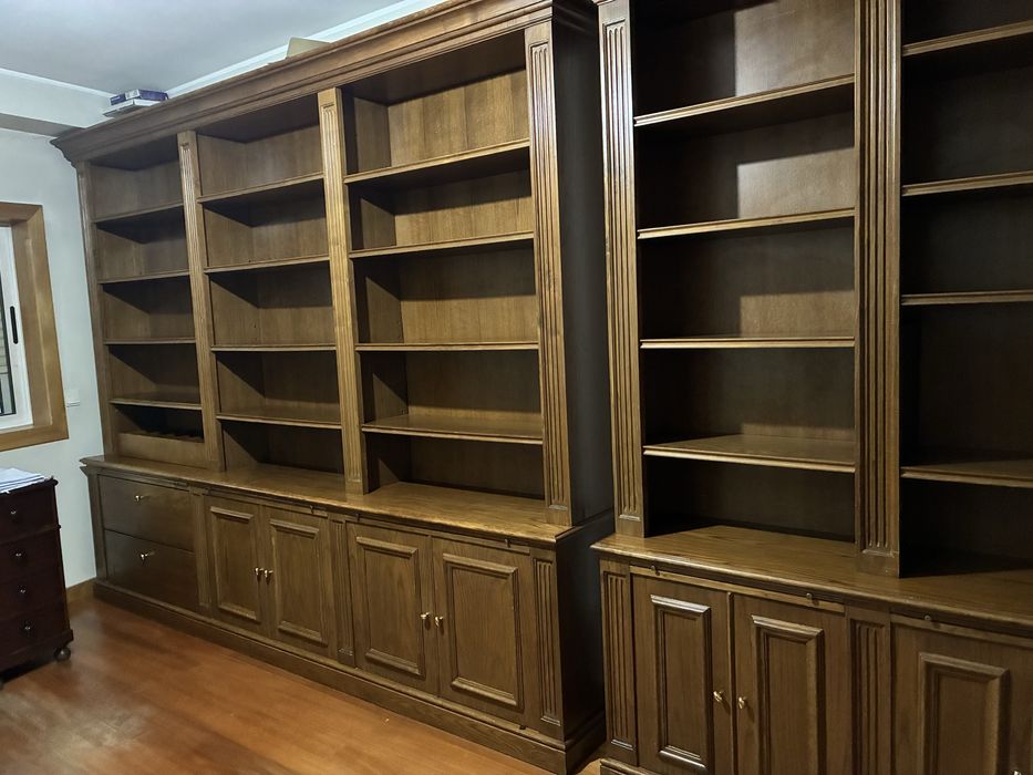 Estante com três módulos em madeira maciça