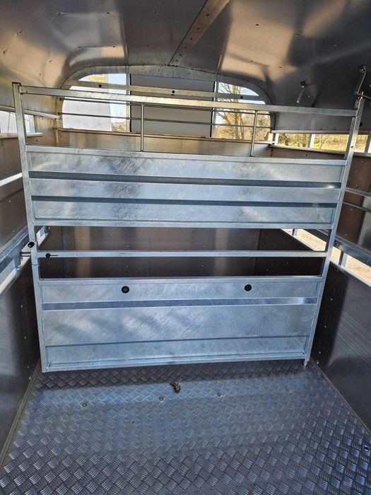 Reboque para transporte de animais c/depósito animais