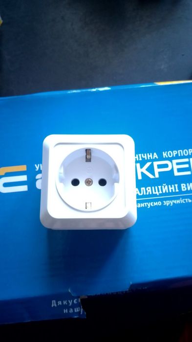 Розетка накладная с заземлением белая
