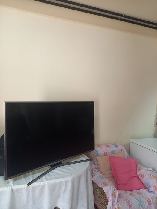 Vendo tv Samsung 50 polegadas  4 K UHD -como nova, sem riscos comando original.
