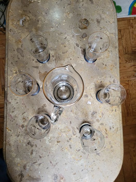 Serviço de Vinho composto por garrafa antiga e 6 copos