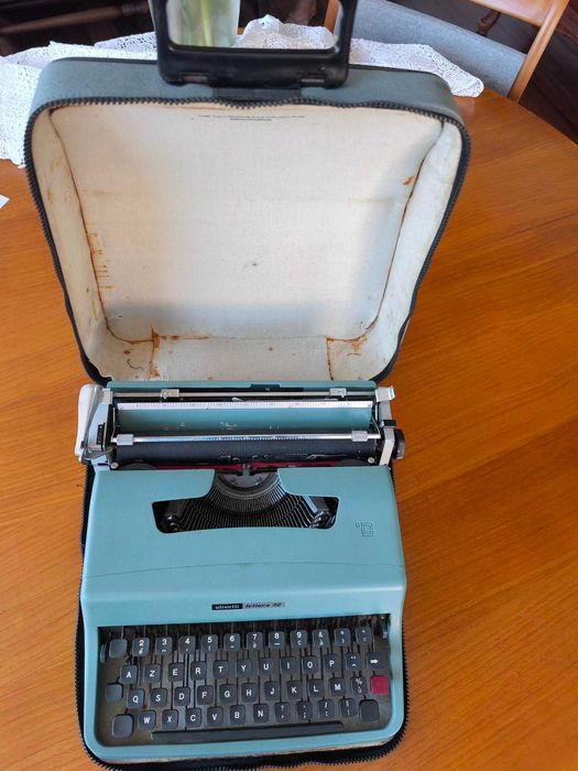 Maquina de escrever Olivetti com mala