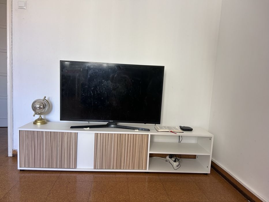 Móvel de TV moderno branco e madeira – Excelente estado