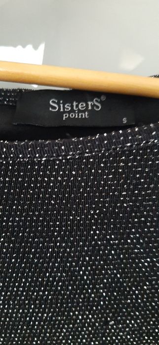 Чорна вечірня сукня з унікальним дизайном.