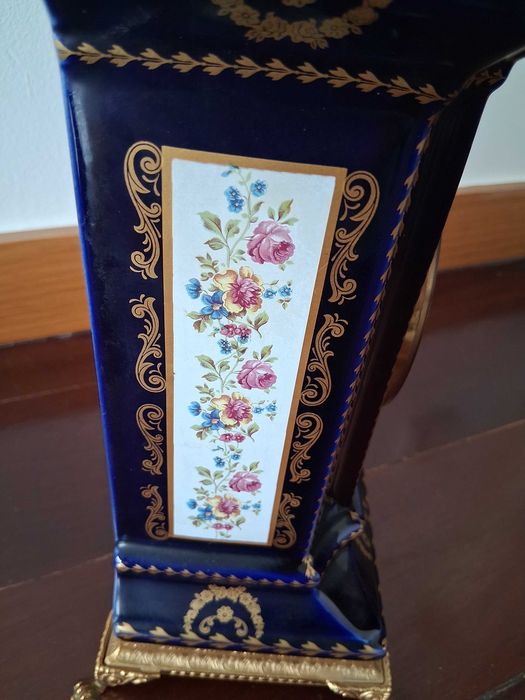 Relógio de mesa - porcelana Limoges e decoração a ouro